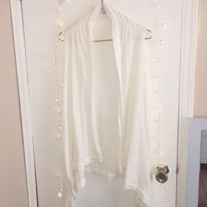 Sleeveless ruffled white cardigan